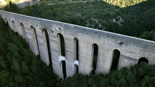 Il Ponte delle Torri. Spoleto, Umbria, Italia.
Vista aera panoramica del ponte che collega la Rocca Albornoziana alla montagna di Spoleto.