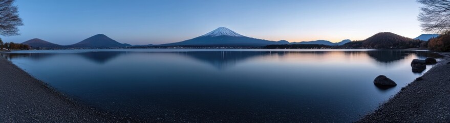 Naklejka premium 富士山と湖の静寂な風景、早朝の光が反射する静かな水面の美しさ