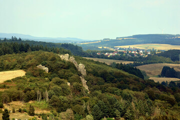 Die Felsgruppe Kirner Dolomiten bei Kirn im Landkreis Bad Kreuznach im deutschen Bundesland Rheinland-Pfalz. Aussicht vom Premium-Wanderweg Vitaltour 3-Burgen-Weg.