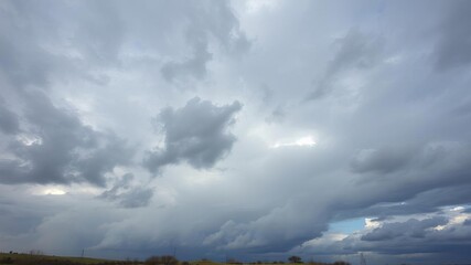 Obraz premium A dramatic windswept landscape with grass bending in the breeze, sway, movement