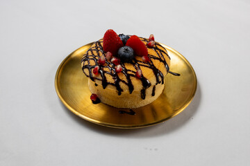 Asiatischer Kuchen , nachspeise , schokoglasur, himbeere, goldenere teller