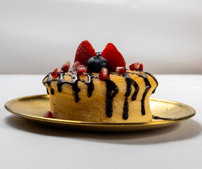 Asiatischer Kuchen , nachspeise , schokoglasur, himbeere, goldenere teller