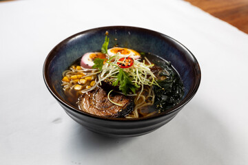 Asiatische Bowl mit Ei, Hühnchen, Teriyaki-Sauce, Sojasprossen und Glasnudeln und Reis