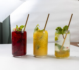 Frische Drinks, Maracuja, Orange, Ingwer ohne alkohol mit Strohhalm