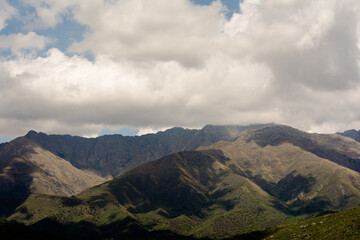 paisaje de montaña con sombras por nubes próximas en córdoba