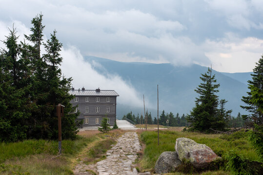 The new Petrova Bouda shelter (CZ) offers a modern mountain refuge with scenic views in the Krkono&scaron;e Mountains