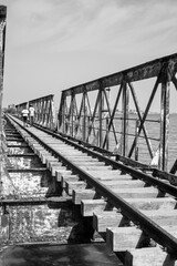 Un pont de chemin de fer traverse une rivière dans la ville de Saint Louis du Sénégal en Afrique de l'Ouest