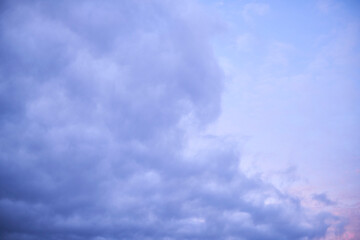 Fototapeta premium 薄雲が広がる夕暮れ空_03