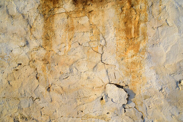 Pared de yeso cocido viejo, sucio y deteriorado