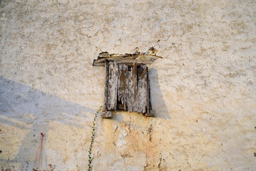 Ventana de tableros viejos en edificio rústico abandonado