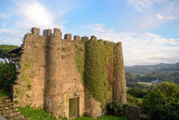 Fototapeta premium Fachada de fortaleza medieval en Asturias