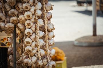 Knoblauch hängend an einem Verkaufsstand in Kroatien