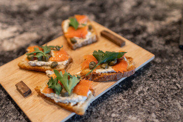 Primer plano bruschettas con salmón alcaparras y perejil