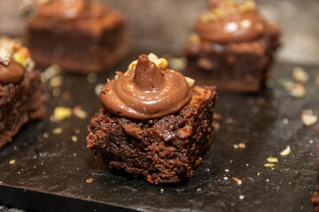 Primer plano brownie con dulce de leche