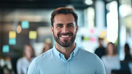 Obraz premium The Smiling Man in Office