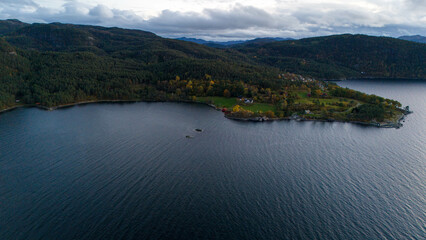 Obraz premium Serene Aerial View of a Lake and Peninsula