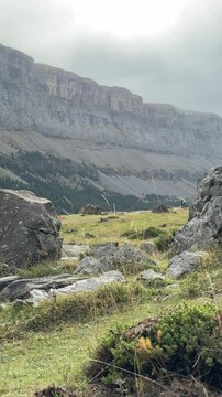 Paisaje oto&ntilde;al en el Parque Nacional de Ordesa, Espa&ntilde;a, con acantilados, praderas y ambiente tranquilo