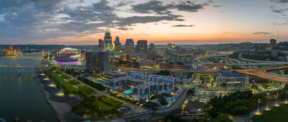 Fototapeta premium Cincinnati Ohio urban architecture in city downtown at night. Panoramic view of business district skyline with high-rise buildings at nightfall