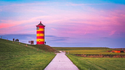 Der Pilsumer Leuchtturm bei Sonnenuntergang