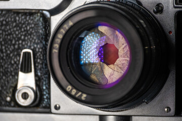 Retro camera aperture with reflection