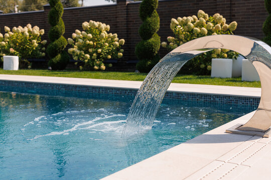 Modern Swimming Pool with Curved Water Feature