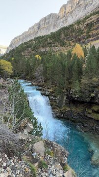 Cascadas en de escaleras con aguas cristalinas en el Parque Nacional de Ordesa