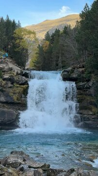 Cascada con estanque azul en el Parque Nacional de Ordesa