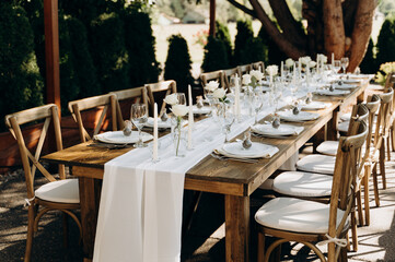 Rustic chic in the serving: dark wood, white palette, transparent glass and fresh flowers.