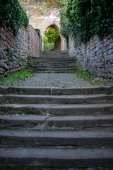 Eine Gasse mit Treppen und Kopfsteinpflaster die zur Mildenburg in Miltenberg, Bayern führt