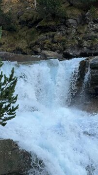 Primer plano de una peque&ntilde;a cascada en el Parque Nacional de Ordesa