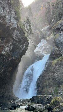 Cascada al amanecer con vapor en el Parque Nacional de Ordesa