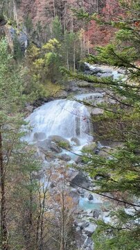 Cascada oculta entre los &aacute;rboles en el Parque Nacional de Ordesa