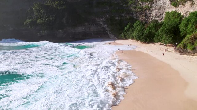Kelingking beach ou les c&ocirc;tes maritimes de Nusa Penida et Bali, destination touristique, Asie, Indon&eacute;sie (vu du ciel)