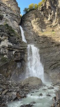 Cascada del Sorrosal en Broto con caudal abundante