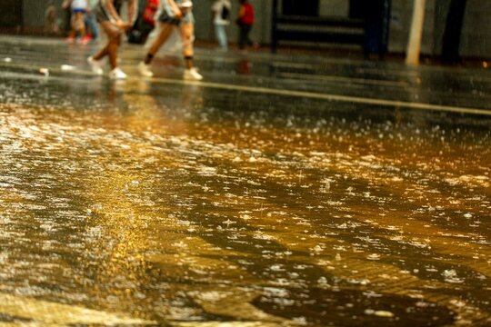 Po&ccedil;a de &aacute;gua de chuva e pessoas andando na Avenida Ipiranga centro da cidade de S&atilde;o Paulo.
