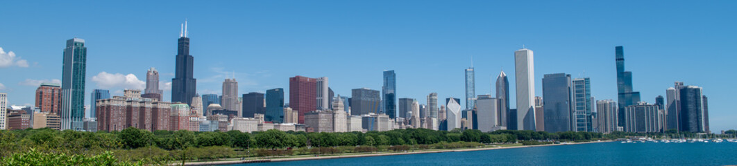 panoramic skyline riverfromt view of chicago during daylight on a sunny day