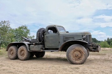 Obraz premium An old Soviet semi-trailer tractor standing in a field