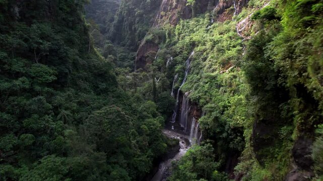 L'immense cascade de Tumpak Sewu, destination touristique de Java Est, Indon&eacute;sie, Asie  (vu du ciel)