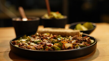 Tacos de alambre con queso y tortilla en Mexico, comida mexicana