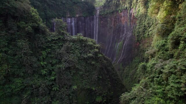 L'immense cascade de Tumpak Sewu, destination touristique de Java Est, Indon&eacute;sie, Asie  (vu du ciel)