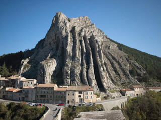 Obraz premium view of the town in the mountains