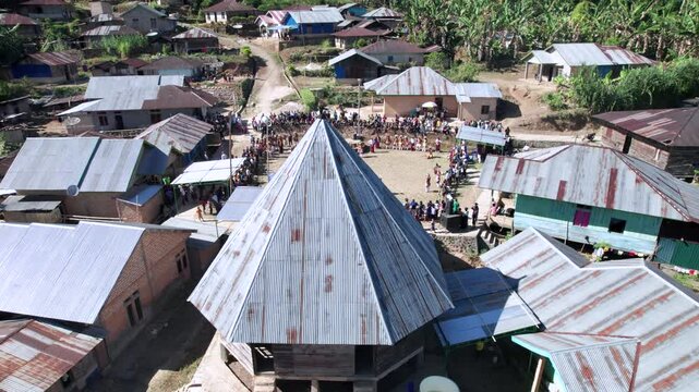 Un Village dans la Provin ce de Ruteng en Indon&eacute;sie en pleine c&eacute;r&eacute;monie traditionnel
