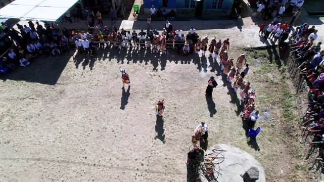 Un Village dans la Provin ce de Ruteng en Indon&eacute;sie en pleine c&eacute;r&eacute;monie traditionnel