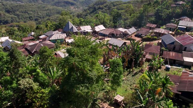 Un Village dans la Provin ce de Ruteng en Indon&eacute;sie en pleine c&eacute;r&eacute;monie traditionnel