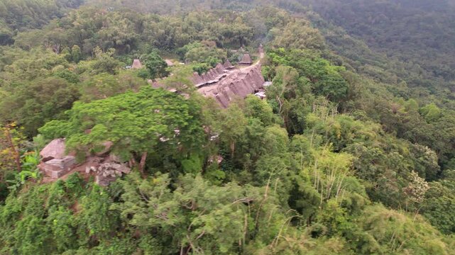 Village traditionnel de Bajawa vu du ciel, Flores, Indon&eacute;sie