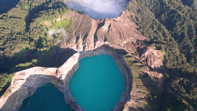 Vue a&eacute;rienne spectaculaire du volcan Kelimutu et de ses lacs color&eacute;s en Indon&eacute;sie - Drone