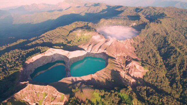 Vue a&eacute;rienne spectaculaire du volcan Kelimutu et de ses lacs color&eacute;s en Indon&eacute;sie - Drone