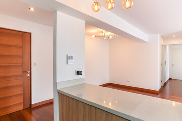 vista a sala de departamento desde cocina con mesa de granito