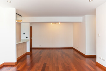 vista interna de sala de departamento moderno, iluminado con piso de madera