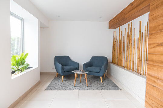 lobby de edificio con sala de espera, con muebles modenos